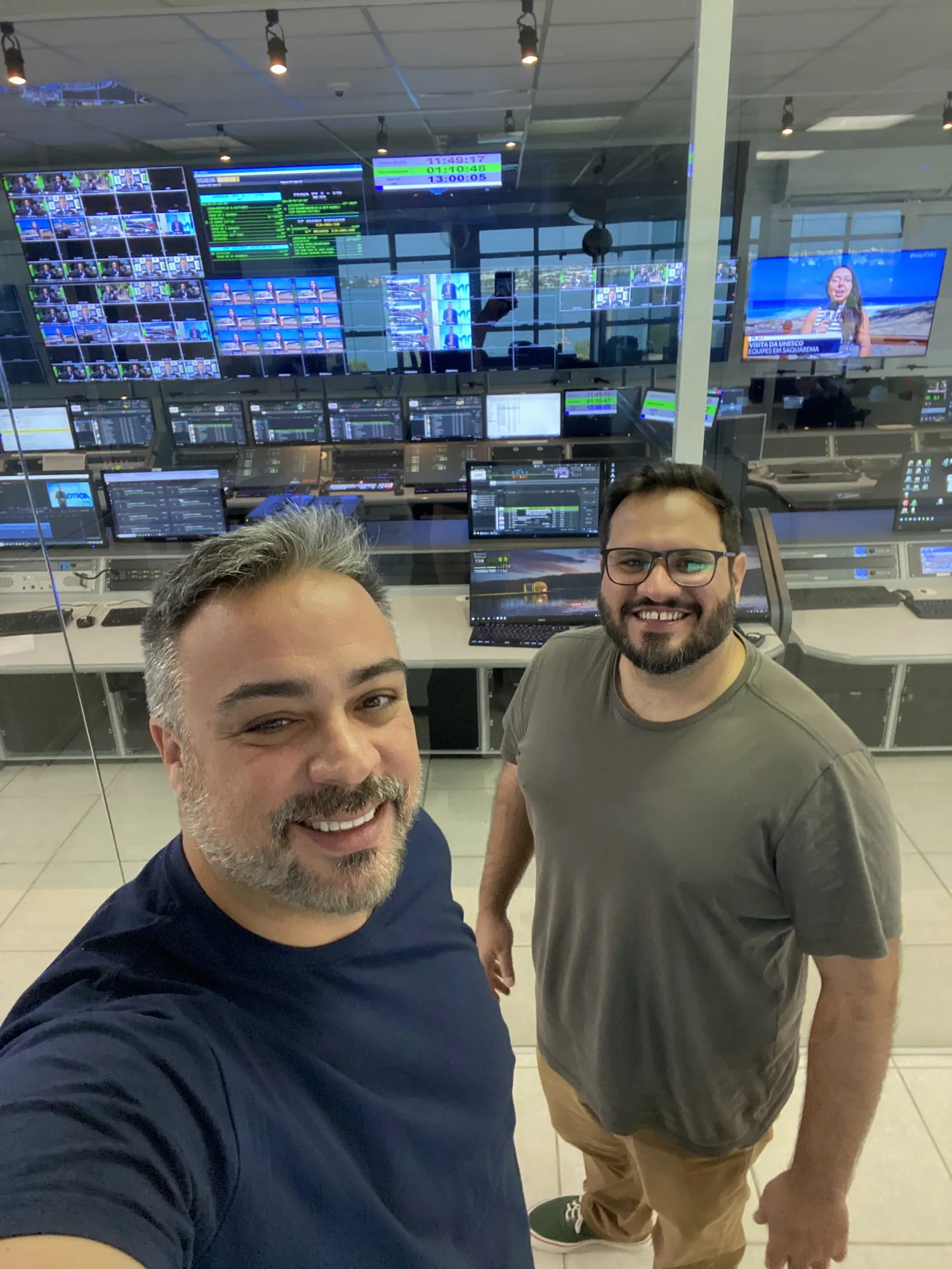 Flavio Flarys e Tomás Baggio no controle mestre da InterTV