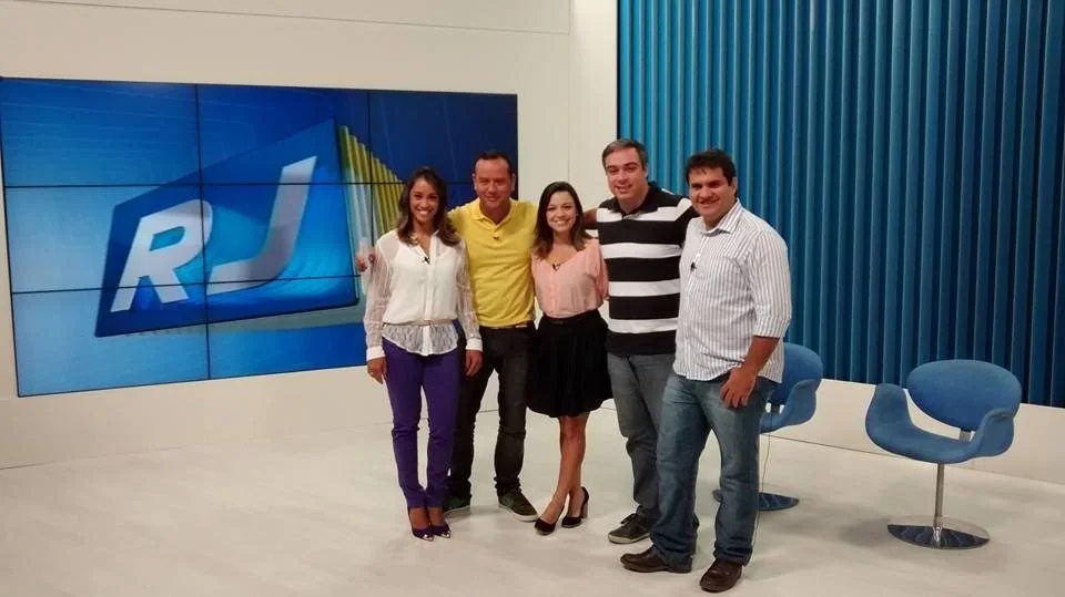 Flavio Flarys e Tomás Baggio com a equipe do RJ1 em 2013