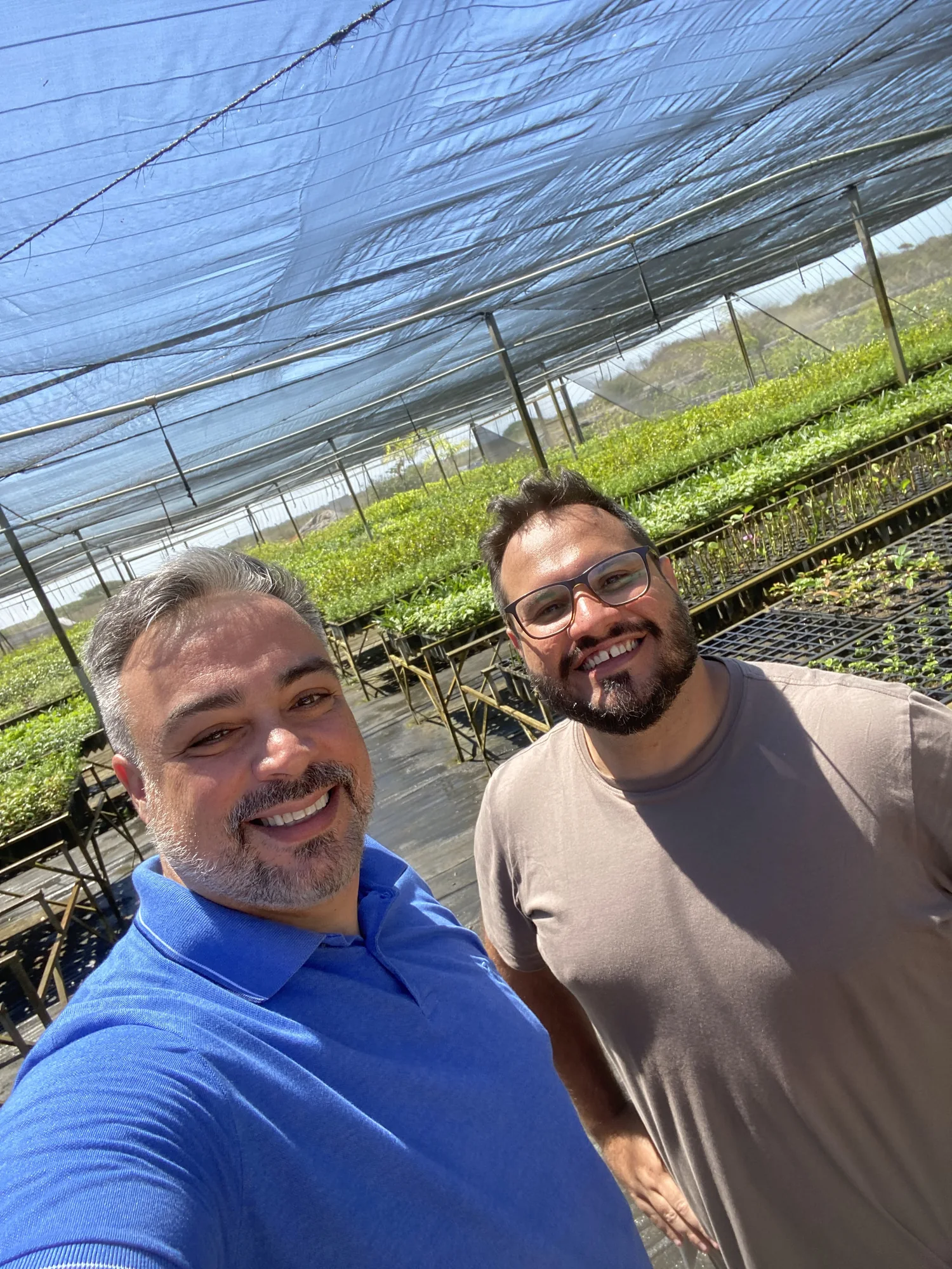 Flavio Flarys e Tomás Baggio em um viveiro durante trabalho no interior