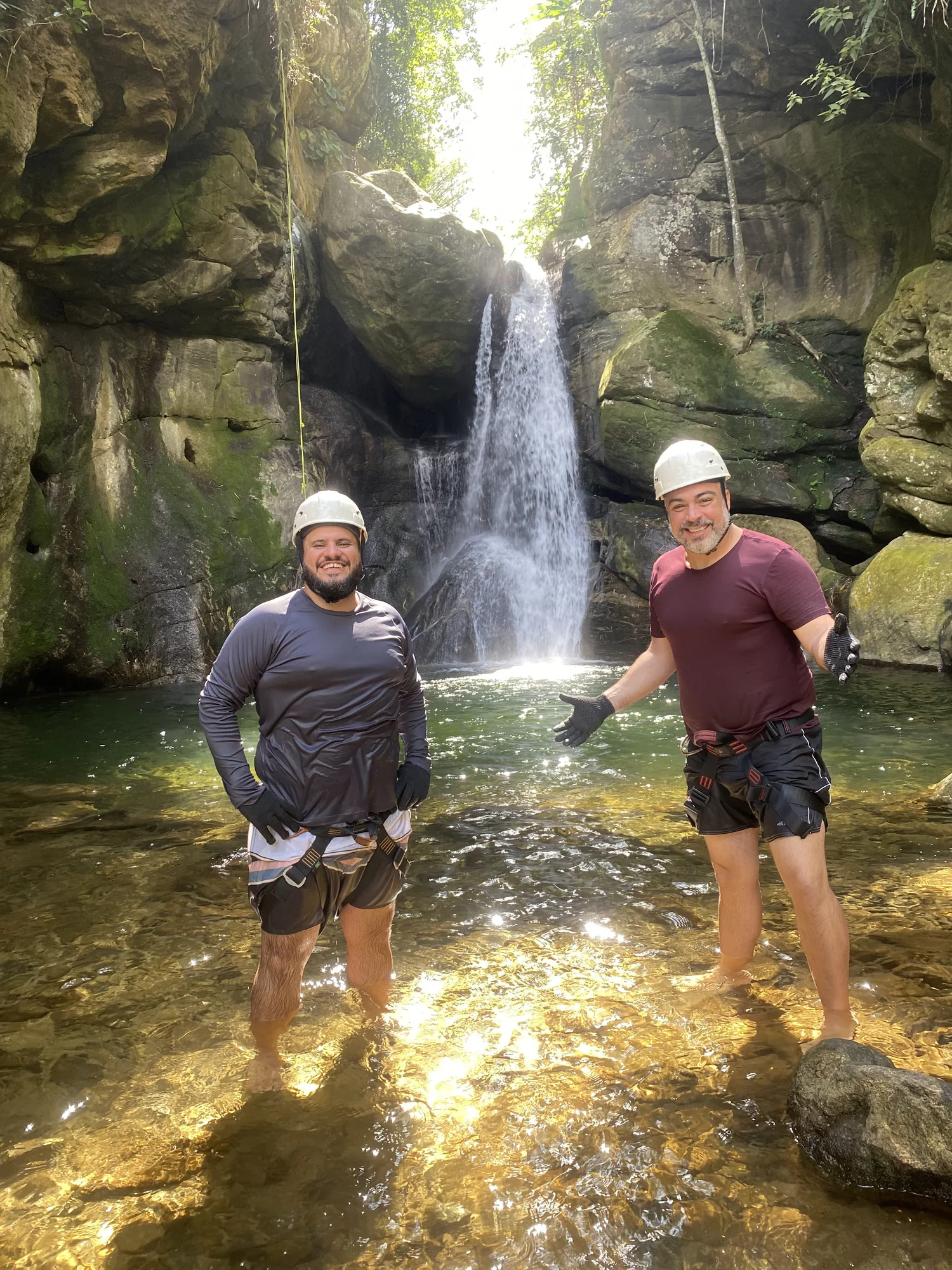 Flavio Flarys e Tomás Baggio em uma cachoeira durante trabalho no território